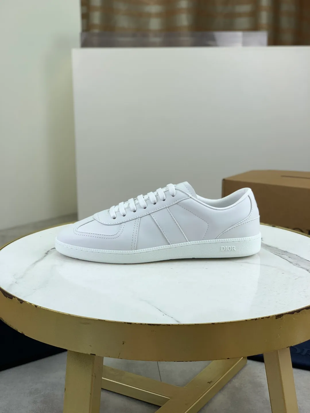 Men's men's shoes 💰P542 New Dior B01 top version of moral training shoes! ! ! White first-layer cowhide, fully oiled upper, original TPU molded outsole. New to the Fall 2025 collection, this sneaker marks the return of Dior’s classic style, reinterpreted in a stylish and elegant silhouette. Crafted from white smooth first-grain cowhide with a tonal silk sheepskin lining, it features the Dior logo on the tongue and inner sides, and a CD icon on the heel. Paired with Tpu anti-slip soles of the same color, it can be matched with various styles to create a sophisticated look.  Code number: 39-45 Complete package with airplane box